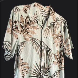 Beautiful Tommy Bahama men’s Hawaiian silk shirt!! Size Medium